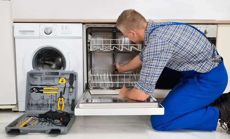 Söke Hotpoint servisi teknisyen ekibi beyaz eşya tamiri yaparken